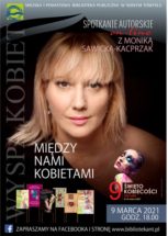 plakat spotkania autorskiego on-line z Moniką Sawicką-Kacprzak. Centralny punkt plakatu toportret pisarki, poniżej okładki jej książek oraz logotyp Święta Kobiecości 2021