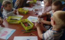zdjęcia przedstawia dzieci w wieku przedszkolnym w trakcie prac plastycznych