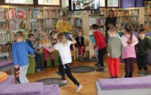 bawiące się dzieci w Oddziale dla Dzieci i Młodzieży. z nimi dwie kobiety