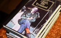 Trzy leżące książki. Na górnej książce napis: Mariusz Urbanek Zły Tyrmand.