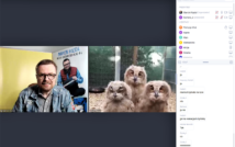 screen przedstawia mężczyznę w okularach w koszuli w kratę i kurtce dżinsowej.po lewej stronie trzy sowy
