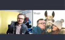 screen przedstawia mężczyznę w okularach w koszuli w kratę i kurtce dżinsowej.po lewej stronie twarz mężczyzny i kobiety, między nimi pysk konia