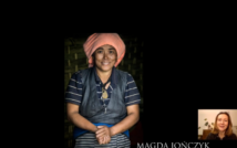 Uśmiechnięta kobieta w turbanie. W prawym dolnym rogu kobieta, która mówi. Niżej napis: Magda Jończyk. Poniżej napis: Photography.