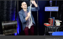 * w centralnej części zdjęcia znajduje się Piotr Szumny, trzyma linę, by stworzy sztuczkę, po prawej stronie widnieje stół, a na nim książki, w prawym górnym rogu zdjęcie tablicy z napisem ul. Piotr Szumny.