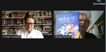 po lewej stronie mężczyzna w okularach.za nim książki na regałach.po prawej stronie kobieta w okularach trzymająca książkę pt. "Horror". za nią książki na regałach