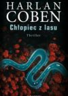 okładka książki, widok z góry, bardzo kręta szosa pośród jesiennego lasu, od góry duży napis: Harlan Coben, Chłopiec z lasu, thriler