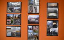 ściana, na któej są powieszone ramy z konkursowymi fotografiami ziemi nowotomyskiej