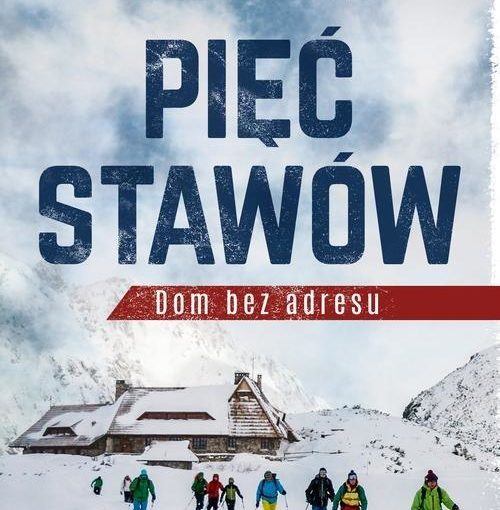 okładka książki Zimowy widok górskiego schroniska na na szczycie. Z tył osnieżone góry i zamglone niebo. Centralnie grupa 10. turystów w kolorowych stojach. U góry białe litery: Beata Sabała-Zielińska, pod spodem napis: autorka bestsellera TOPR. Żeby inni mogli przezyć. Centalnie duży tytu: Pięć stawów, Dom bez adresu.