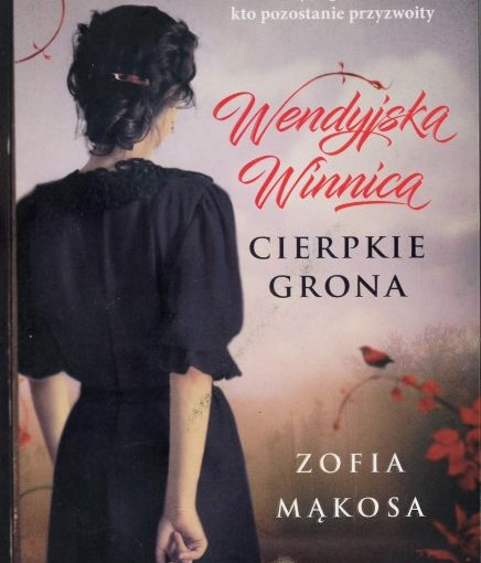 Kobieta stojąca tyłem. Po prawej stronie ptak na gałęzi. u góry z prawej strony napis: Wojna pokaże, kto pozostanie przyzwoity. Poniżej napis: Wendyjska Winnica. Niżej napis: Cierpkie grona. W prawym dolnym rogu napis: Zofia Mąkosa.