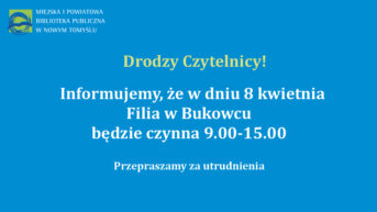 plansza z białymi literami i logotypem biblioteki informujaca o godzinach otwarcia filii biblioteki w Bukowcu w dniu 8 kwietnia