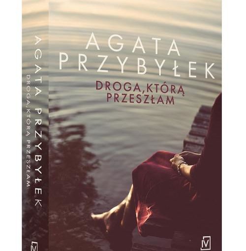 okładka książki, kobieta siedząca na pomoście nad wodą, od góry napis: Agata Przybyłek, Droga, którą przeszłam