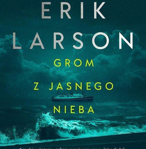 okładka książki, na niebie ciemne chmury, wzburzone morze w oddali statek, od góry napis: Porywająca powieść kryminalna znakomicie osadzona w realiach epoki, Erik Larson, Grom z jasnego nieba, Prawdziwa historia wielkiej pogoni przez ocean, którą śledziły miliony czytelników gazet na całym świecie latem 1910 roku