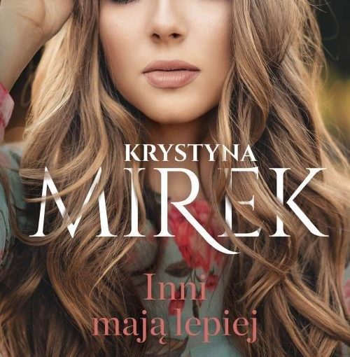 okładka książki, młoda dziewczyna z długimi blond włosami dotykająca ręką włosów, na środku napis: Krystyna Mirek, Inni mają lepiej, W wielkiej sieci świata wszyscy są połączeni i szczęście jednej osoby wpływa natychmiast na innych