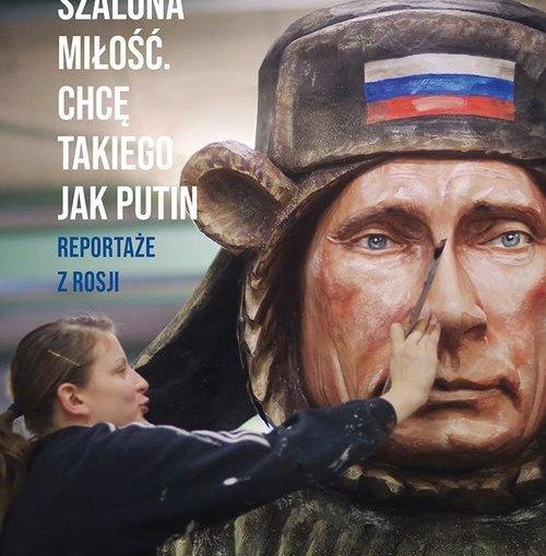okładka książki, obraz Putina namalowany przez kobietę stojącą z pędzlem i dotykającą nosa, od góry z lewej strony napis: Barbara Włodarczyk, Szalona miłość : chcę takiego jak Putin, reportaże z Rosji