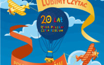 na górze plakatu logo i napis: Miejska i Powiatowa Biblioteka Publiczna w Nowym Tomyślu.26maja-2 czerwca 2021 XX Ogólnopolski Tydzień Czytania dzieciom.środek plakatu wypełniają dwa samoloty z powiewającym banerem z napisem;lubimy czytać polskich autorów.centralny punkt plakatu to balon a w nim napis 20 lat cała polska czyta dzieciom. w tle niebo i chmury.dół: Strefa Koloru oraz nowotomyskie przedszkola zapraszają do wysłuchania krótkich bajeczek w ramach Ogólnopolskiego Tygodnia Czytania Dzieciom.