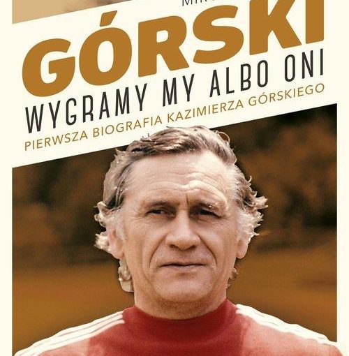 okładka książki, stojący mężczyzna w czerwonej koszulce, nad nim napis Mirosław Wlekły i dużymi literami Górski poniżej mniejszymi wygramy my albo oni : pierwsza pełna biografia Kazimierza Górskiego