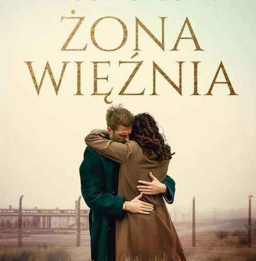 okładka książki, stojąca para przytulającą się do siebie, w tle obóz ogrodzony siatką, od góry napis: Powieść inspirowana prawdziwą historią, która zapiera dech w piersiach, Maggie Brookes, Żona więźnia