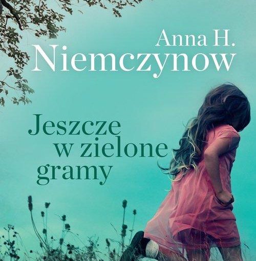 okładka książki, biegnąca dziewczynka po łące, na której kwitną polne kwiaty, od góry napis: Anna H. Niemczynow, Jeszcze w zielone gramy