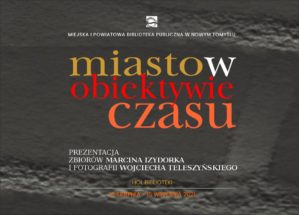 plansza z informacją o prezentacji zbiorów Marcina Izydorka i fotografii Wojciecha Teleszyńskiego pt. Miasto w obiektywie czasu