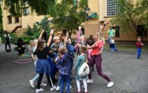 Grupa osób na świeżym powietrzu.