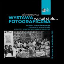 Plakat na plenerową wystawę fotograficzną Miejskiej i Powiatowej Biblioteki Publicznej w Nowym Tomyślu ze zbiorów Nowotomyskiej Galerii Internetowej. Na środku zdjęcie osób przy stole. Na stole kwiaty, napoje i jedzenie. Poniżej napis: Wokół stołu. Niżej daty: 18 września - 18 października. Miejsce: skwer przy bibliotece. Na dole: www.bibliotekant.pl, Nowy Tomyśl, ul. Witosa 8, tel. 614421278. Na samej górze loga: Miejska i Powiatowa Biblioteka Publiczna w Nowym Tomyślu i Europejskie Dni Dziedzictwa i napis: Smaki dziedzictwa.