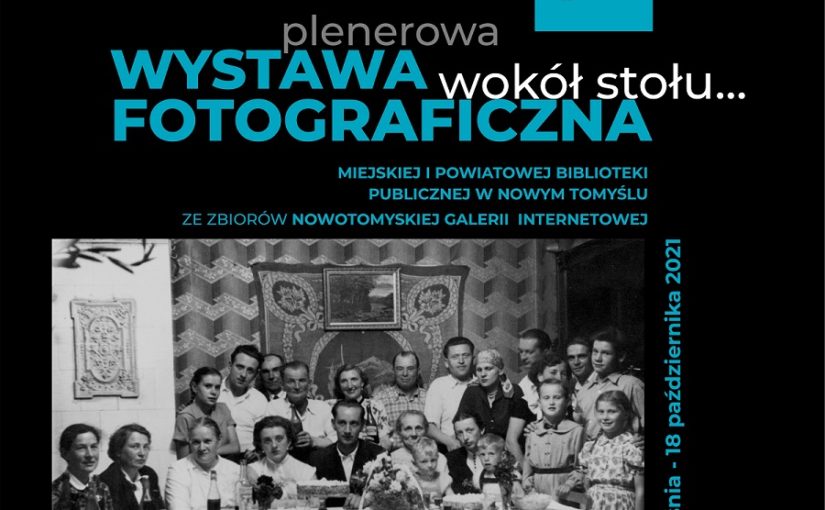 Plakat na plenerową wystawę fotograficzną Miejskiej i Powiatowej Biblioteki Publicznej w Nowym Tomyślu ze zbiorów Nowotomyskiej Galerii Internetowej. Na środku zdjęcie osób przy stole. Na stole kwiaty, napoje i jedzenie. Poniżej napis: Wokół stołu. Niżej daty: 18 września - 18 października. Miejsce: skwer przy bibliotece. Na dole: www.bibliotekant.pl, Nowy Tomyśl, ul. Witosa 8, tel. 614421278. Na samej górze loga: Miejska i Powiatowa Biblioteka Publiczna w Nowym Tomyślu i Europejskie Dni Dziedzictwa i napis: Smaki dziedzictwa.