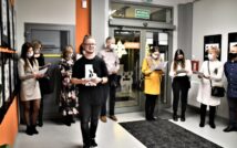 zdjęcie przedstawia gości wernisażu
