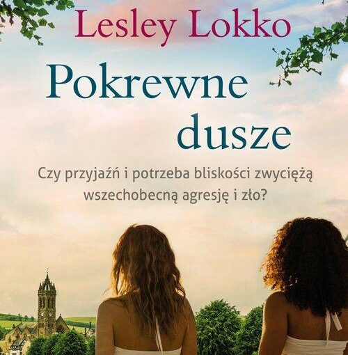 okładka książki, dwie dziewczyny stojące na łące przy strumyku i trzymające się za ręce, które patrzą na kościół i przylegające domy, od góry napis: Powieść autorki bestsellerowej Gorzkiej czekolady i pamiętnego lata, Lesley Lokko, Pokrewne dusze, Czy przyjaźń i potrzeba bliskości zwyciężą wszechobecną agresję i zło?