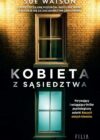 okładka książki, dom z cegły i dwa okna, w jednym świeci się światło, u góry napis: Sue Watson, Ludzie toczą grę pozorów, nigdy nie wiemy, co dzieje się za zaciągniętymi zasłonami. Poniżej pomiędzy oknami dalsza część napisu: Kobieta z sąsiedztwa, Porywający i wciągający thriller autorki Naszych małych kłamstw.